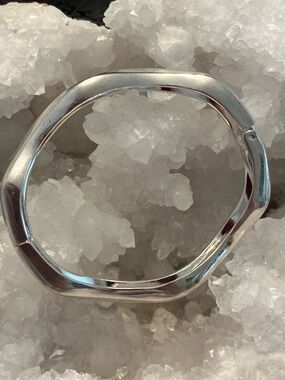 😍SHOW SPECIAL NWOT B73 JOE FRESH Silvertone Wavy Hinged Bracelet